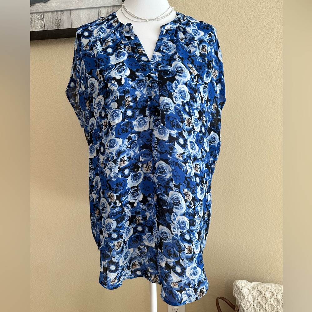 Daniel Rainn Women’s Black/Blue Floral Blouse, V-Neck, Loose Fit Tunic Style - M